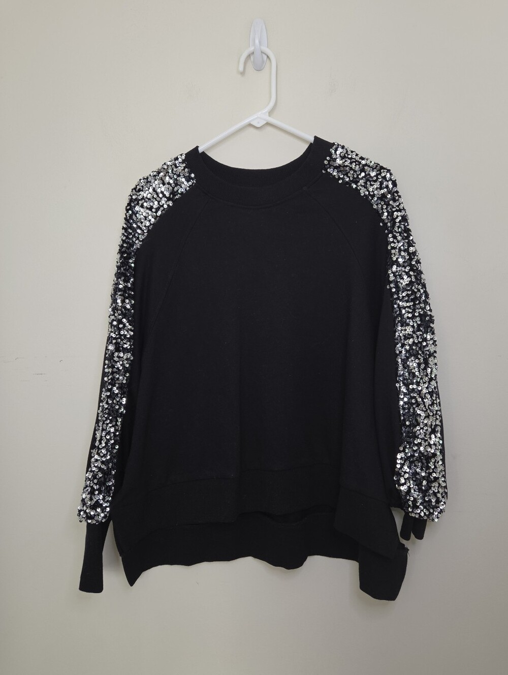 Women's Fantasic Fawn Black Sequin Sleeve Sweatshirt Sz Small